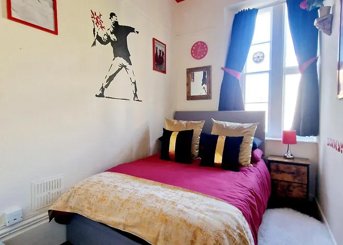 Stylish Clifton Flat, Permit Parking X1, Garden & Picnic Area