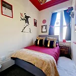 Str8bs8 Banksy 2-bedroom Apartment, Clifton, Parking & Garden