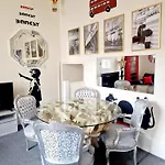 Daire Str8bs8 Banksy 2-bedroom Apartment, Clifton, Parking & Garden