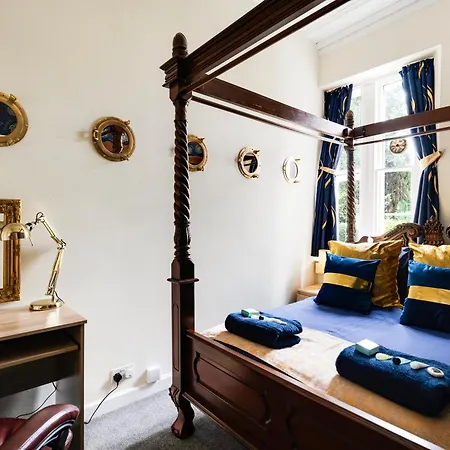 Апартаменты Str8bs8 Banksy 2-bedroom Apartment, Clifton, Parking & Garden Бристоль
