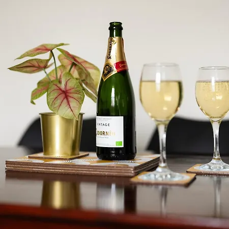 Апартаменты Str8bs8 Banksy 2-bedroom Apartment, Clifton, Parking & Garden