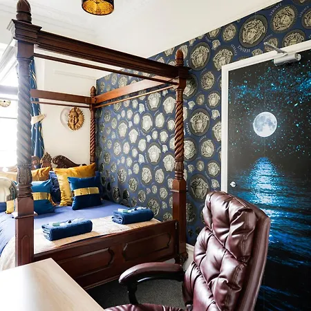Апартаменты Str8bs8 Banksy 2-bedroom Apartment, Clifton, Parking & Garden