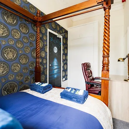 Апартаменты Str8bs8 Banksy 2-bedroom Apartment, Clifton, Parking & Garden Бристоль