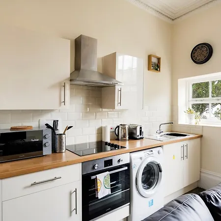 Апартаменты Str8bs8 Banksy 2-bedroom Apartment, Clifton, Parking & Garden Бристоль