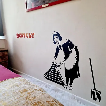 Str8bs8 Banksy 2-bedroom Apartment, Clifton, Parking & Garden *