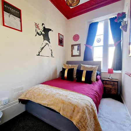 Str8bs8 Banksy 2-bedroom Apartment, Clifton, Parking & Garden