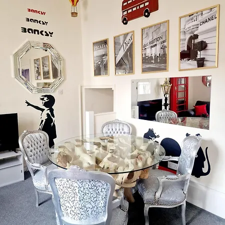 Апартаменты Str8bs8 Banksy 2-bedroom Apartment, Clifton, Parking & Garden