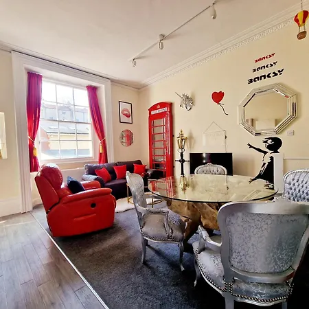 Str8bs8 Banksy 2-bedroom Apartment, Clifton, Parking & Garden Апартаменты Бристоль