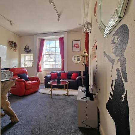 Str8bs8 Banksy 2-bedroom Apartment, Clifton, Parking & Garden *