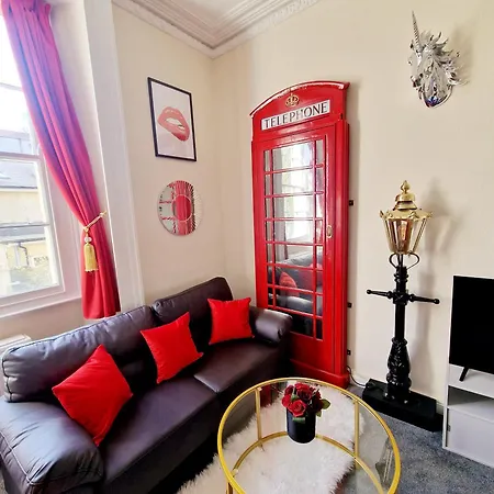 Апартаменты Str8bs8 Banksy 2-bedroom Apartment, Clifton, Parking & Garden