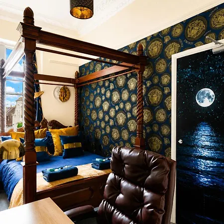 Апартаменты Str8bs8 Banksy 2-bedroom Apartment, Clifton, Parking & Garden *