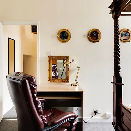 Str8bs8 Banksy 2-bedroom Apartment, Clifton, Parking & Garden