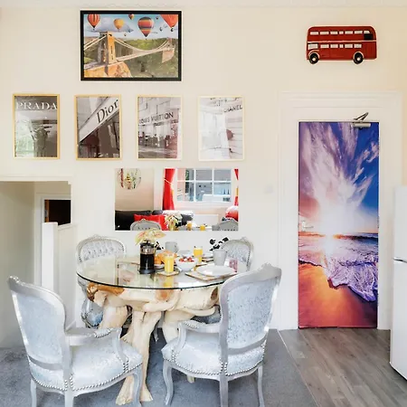 Апартаменты Str8bs8 Banksy 2-bedroom Apartment, Clifton, Parking & Garden Бристоль