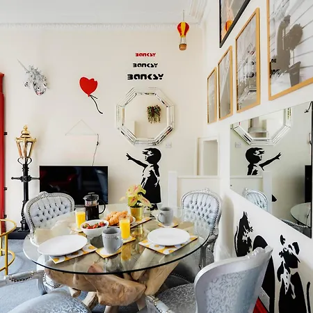 Str8bs8 Banksy 2-bedroom Apartment, Clifton, Parking & Garden *