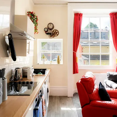 Str8bs8 Banksy 2-bedroom Apartment, Clifton, Parking & Garden Апартаменты