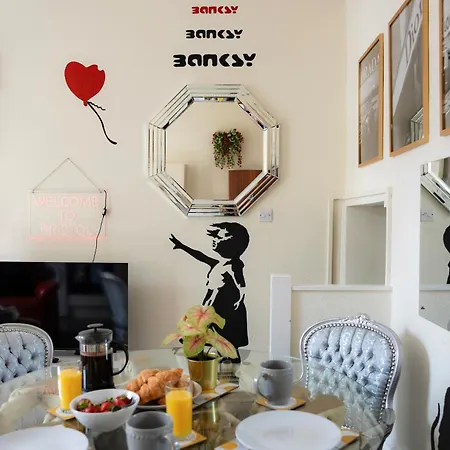 Апартаменты Str8bs8 Banksy 2-bedroom Apartment, Clifton, Parking & Garden