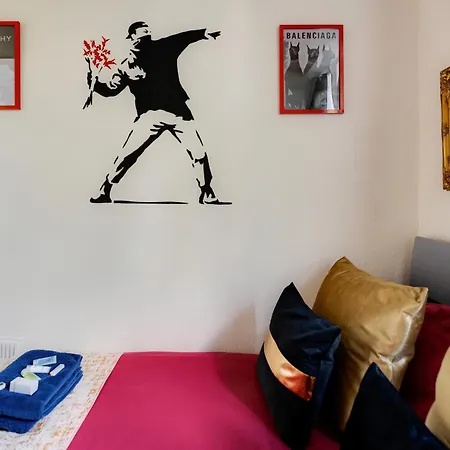 Апартаменты Str8bs8 Banksy 2-bedroom Apartment, Clifton, Parking & Garden *