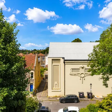 Апартаменты Str8bs8 Banksy 2-bedroom Apartment, Clifton, Parking & Garden