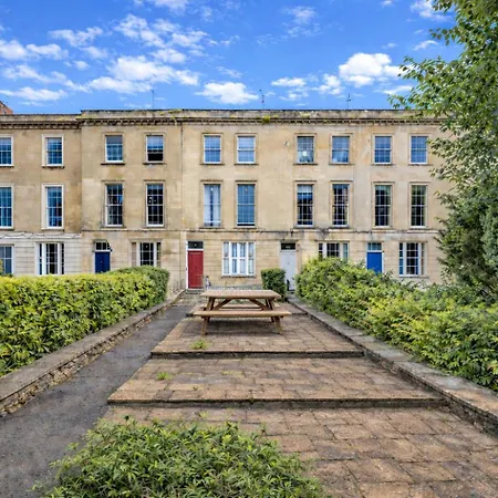 Str8bs8 Banksy 2-bedroom Apartment, Clifton, Parking & Garden Бристоль