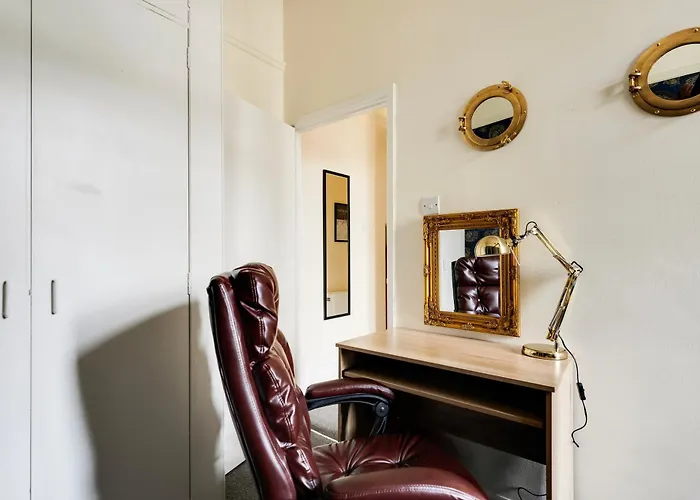 Stylish Clifton Flat, Permit Parking X1, Garden & Picnic Area *