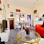 Str8bs8 Banksy 2-bedroom Apartment, Clifton, Parking & Garden * Bristol