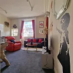Str8bs8 Banksy 2-bedroom Apartment, Clifton, Parking & Garden *