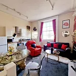 Str8bs8 Banksy 2-bedroom Apartment, Clifton, Parking & Garden Bristol