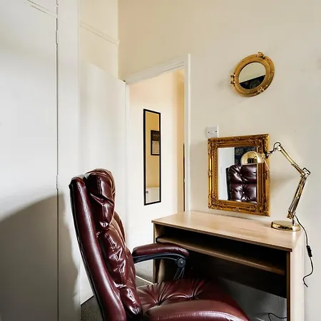 Stylish Clifton Flat, Permit Parking X1, Garden & Picnic Area *